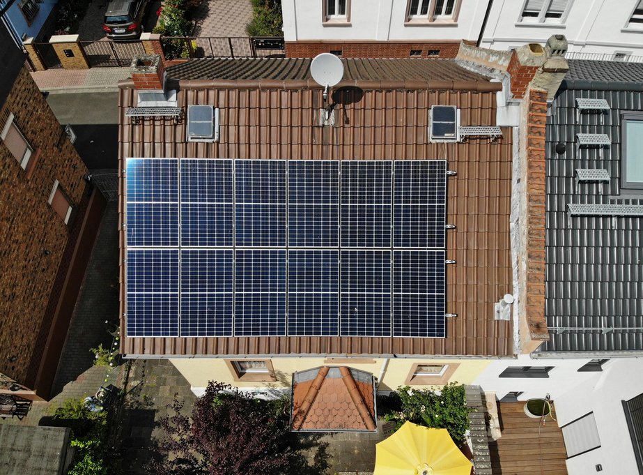 Energetische-Sanierung-Altbau-PV-Dachanlage.jpg