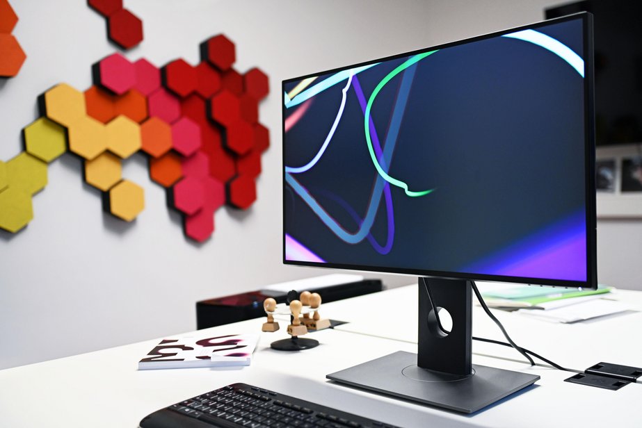 Arbeitsplatz mit Monitor und Tastatur Arbeitsplatz mit Monitor und Tastatur, der Bildschirmschoner ist aktiviert. Im Hintergrund ist eine Wand zu sehen, an der verschieden farbige Sechsecke kunstvoll angebracht sind.
